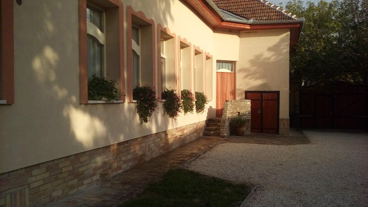 Resort La Tulipe Noire Cegledbercel Bagian luar foto